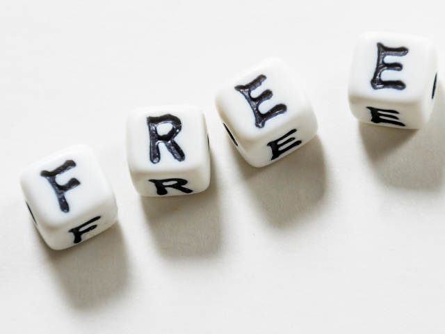 FREEの文字を並べた白いキューブ